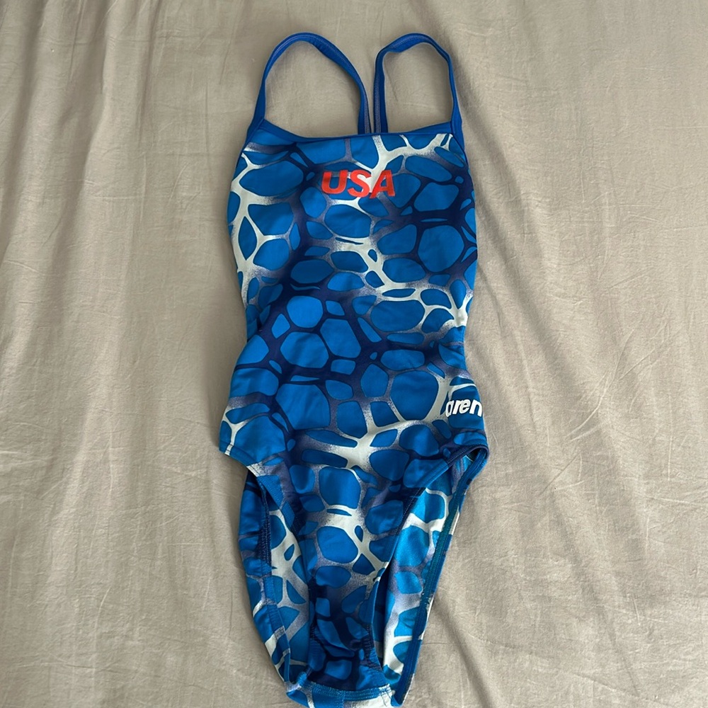 Arena 28L USA training suit